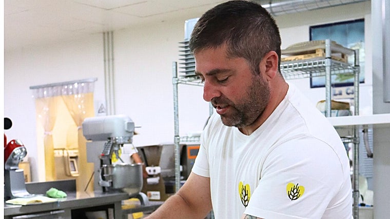 Javier González, panadero y propietario de La Esencia