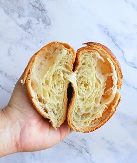 Imagen secundaria 2 - La Esencia aterriza en Los Remedios con un nuevo despacho de pan