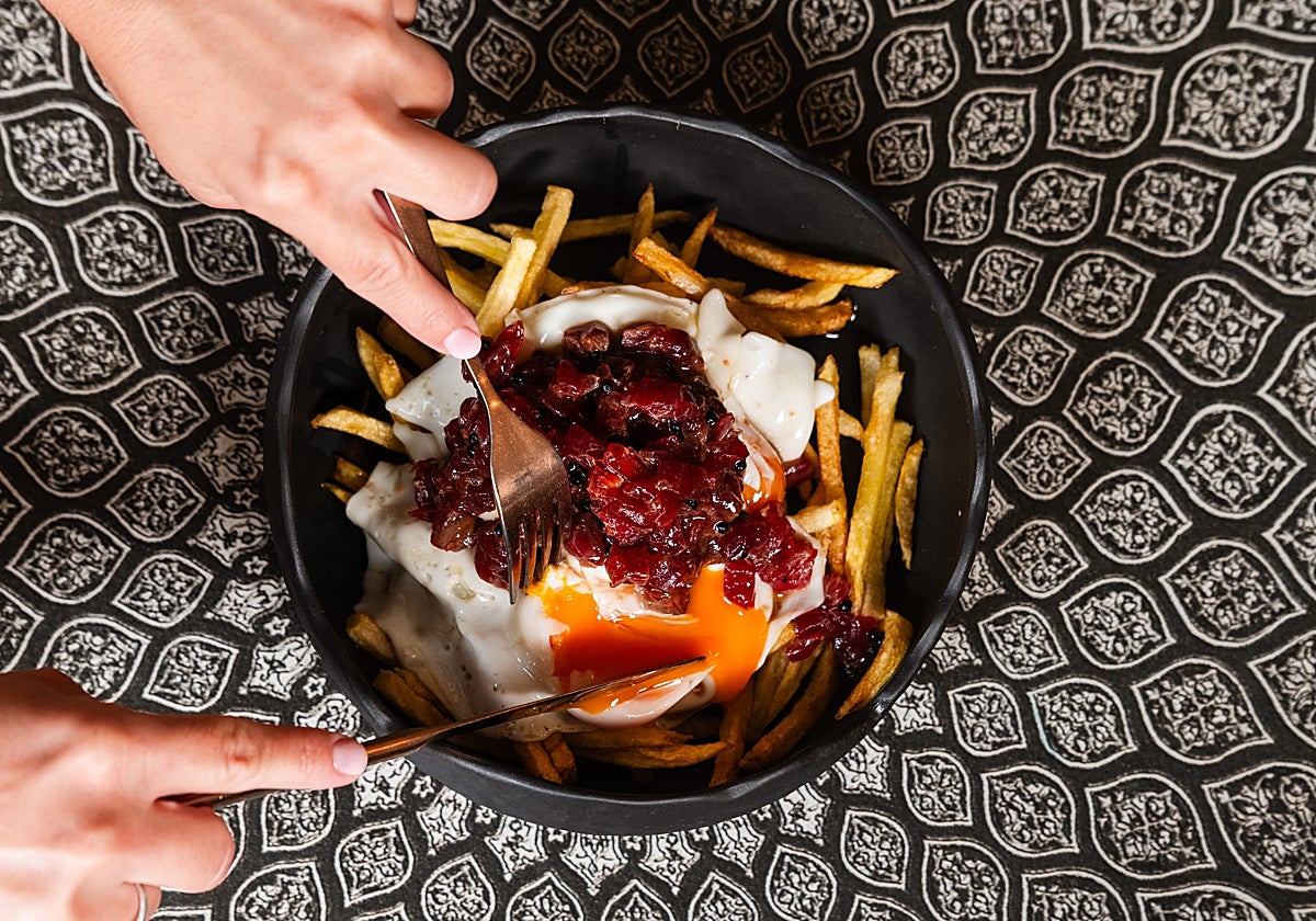 Huevos rotos con atún rojo