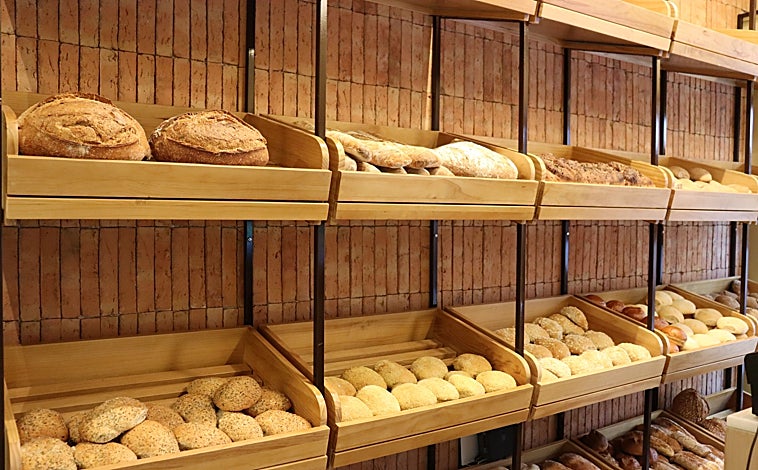 Imagen principal - La Esencia aterriza en Los Remedios con un nuevo despacho de pan