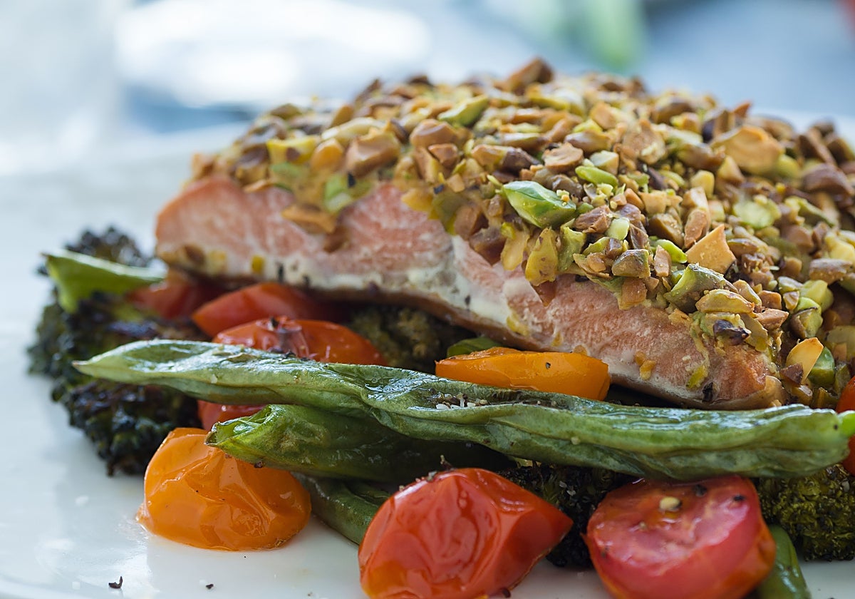 Rosada al horno con tomate, burrata y pistachos