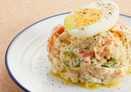 Ensaladilla de patata, naranja, huevo y atún