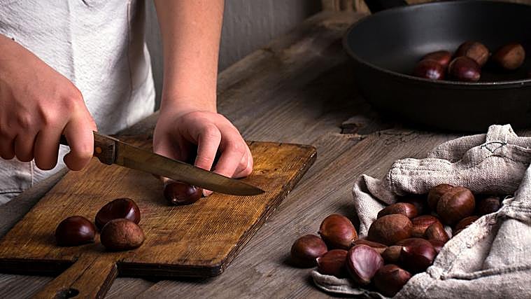 El truco está en hacer un corte parcial a las castañas