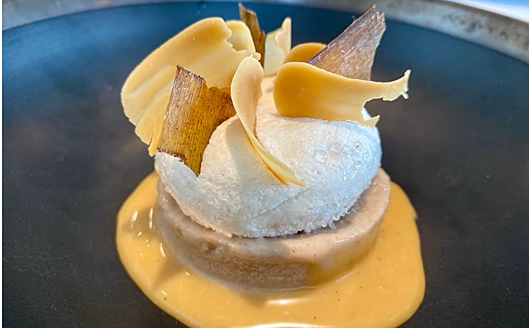 Imagen principal - Helado de plátano fermentado con esponja de plátano destilada de vino manzanilla, caramelo y chips de plátano, y soufflé al Grand Marnier, los postres de El Lago