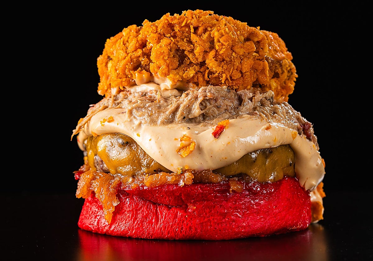 Gamberra 3.0.: pan relleno de mozzarella y rebozado en Doritos Bits, costilla ahumada, fat smash, cheddar americano intenso, salsa gamberra y bacon bits caramelizados