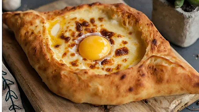 Khachapuri adjaruli (pan con queso y huevo) de Odissei