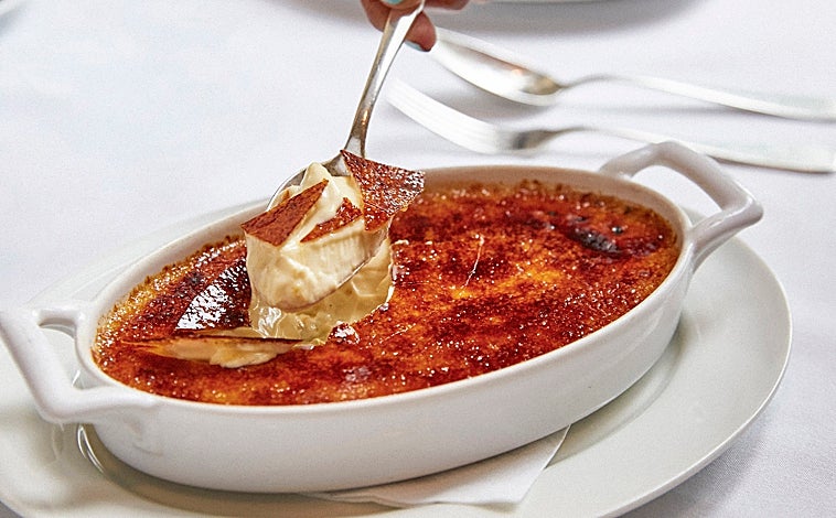 Imagen principal - Postres y terraza de Le Petit Maison