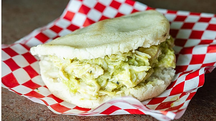 Arepa de reina pepiada (aguacate, pollo y mayonesa)