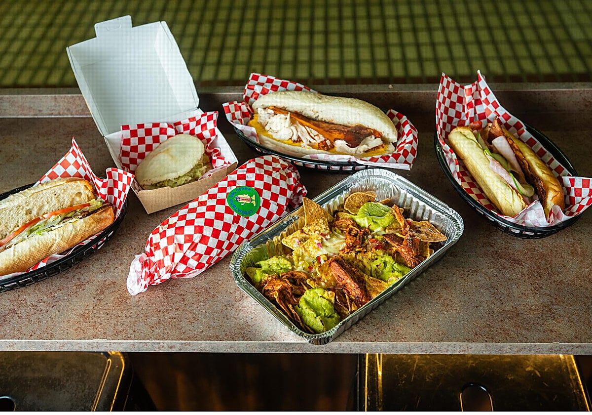 Se trata de un puesto de mercado especializado en bocadillos, arepas, tacos y otras recetas callejeras