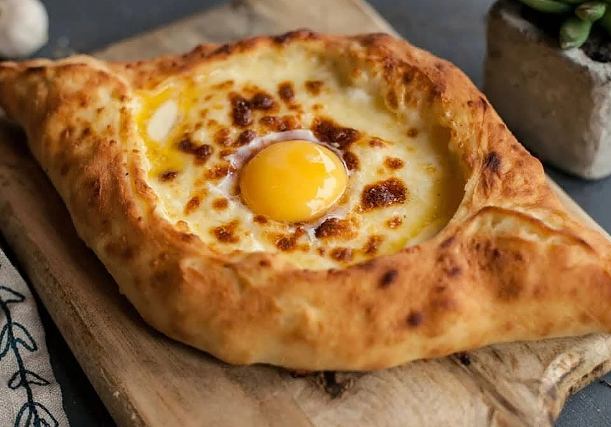 Khachapuri adjaruli, es un pan horneado con queso fundido, yema de huevo y mantequilla
