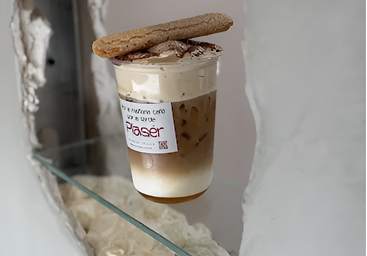 En Plasér, el café de especialidad se entrega por un pequeño hueco en la pared, una original ventana al placer cafetero en pleno centro de Sevilla