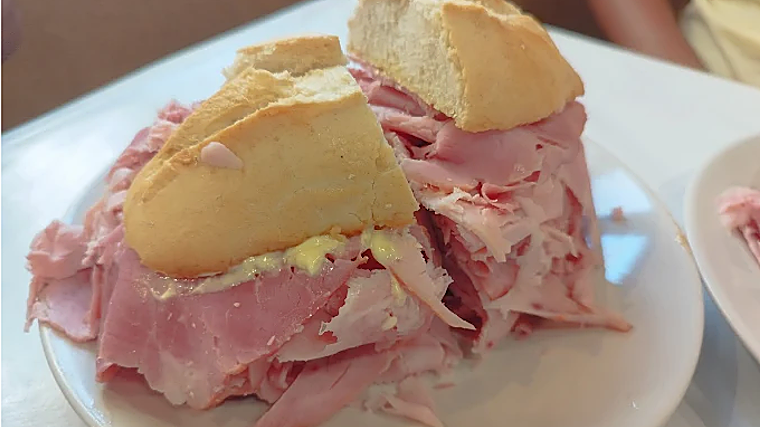La Ñora, o el bar donde sirven los desayunos más potentes de Málaga