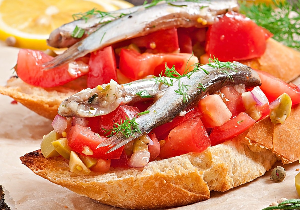 Tostas de boquerones en vinagre con tomate y crema de verduras