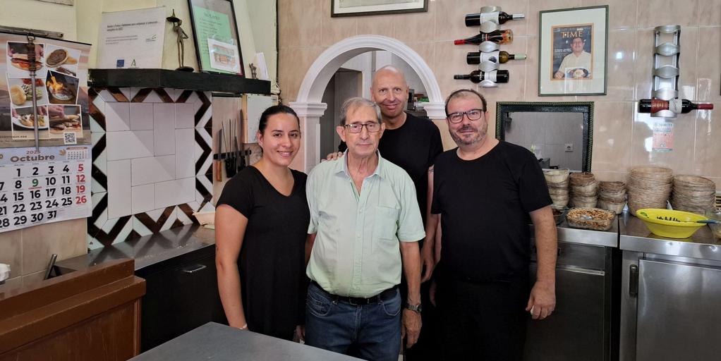Curro se despide del bar Consola tras 63 años: «Sólo el del banco sabe que me llamo Antonio»