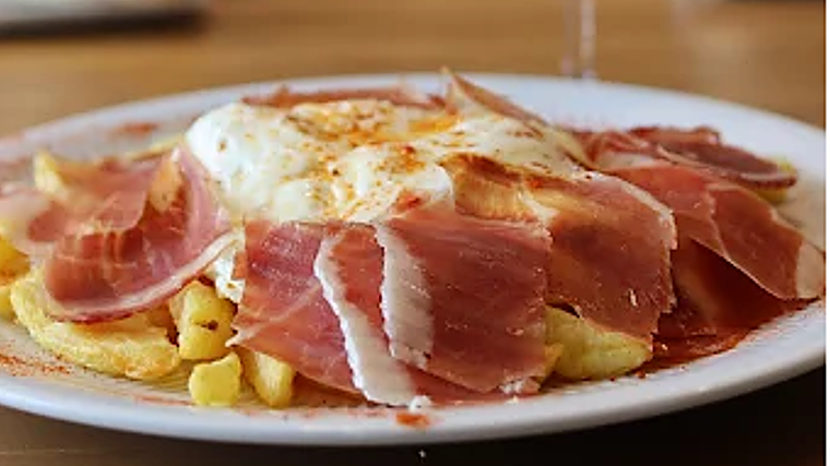 Huevos rotos con jamón