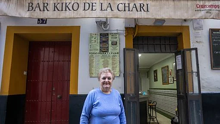 Chari en la puerta de su bar de la calle Herbolarios