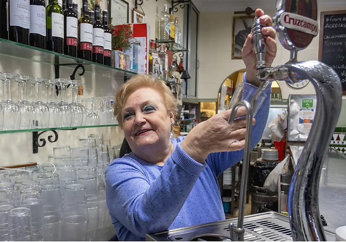 María Jesús Pérez 'la Chari' tras la barra de su bar, 'El kiko' de la calle Herbolarios