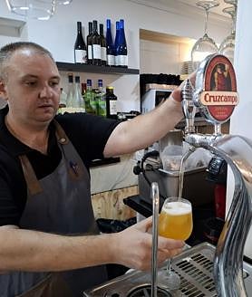 Imagen secundaria 2 - Javier Guardiola - Tapas &amp; Vinos, una nueva propuesta en Triana: «Tenemos una cocina de autor y cuidamos al mismo nivel el vino»