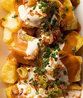 Imagen secundaria 2 - Tosta de sardina, carrillera y patatas bravasFalso ravioli de pasta filo rellena de cordero con parmesano, brioche con carne deshilachada y mayonesa de kimchi, y costilla a baja temperatura