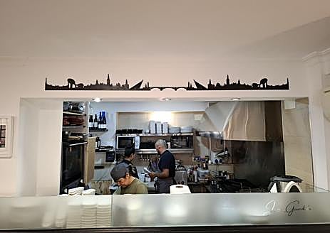 Imagen secundaria 1 - El equipo de Javier Guardiola-Tapas&Vinos 