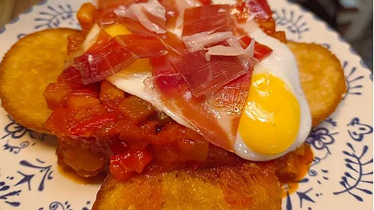 Pisto con huevo, patatas y jamón de Bar la Toscana en Constatina