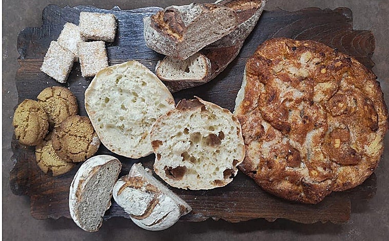 Imagen principal - Panes y productos de Obrador Máximo, Mollete de Triay (A Coruña) y Pedro Heras frente a las masas de sus molletes