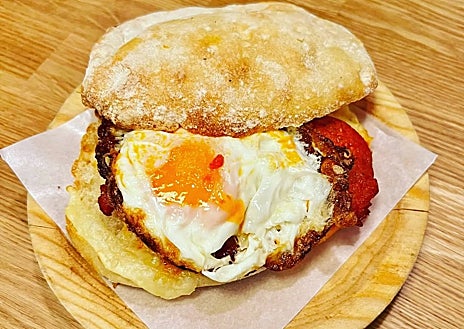 Imagen secundaria 1 - Panes y productos de Obrador Máximo, Mollete de Triay (A Coruña) y Pedro Heras frente a las masas de sus molletes