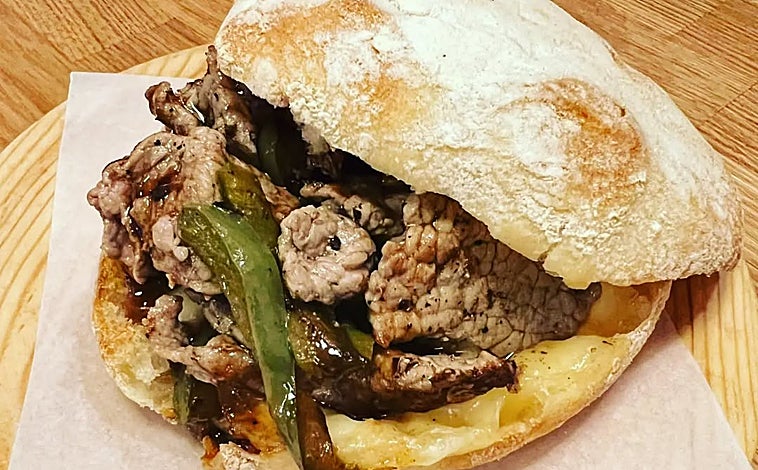 Imagen principal - Molletes de varios establecimientos: Taberna Triay (A Coruña) y de Ene by Cañitas Maite (Albacete)