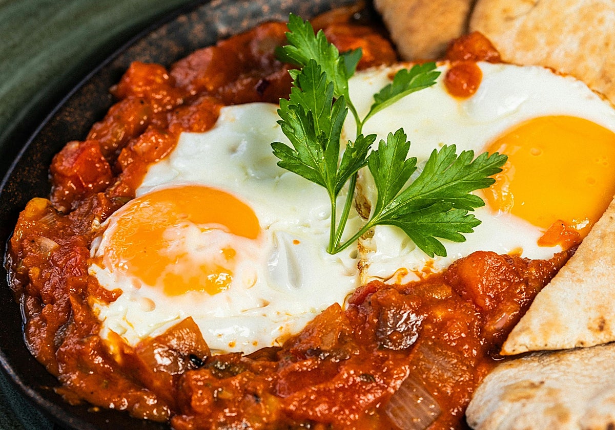 Huevo al plato con salsa de tomate y acelgas + pan integral