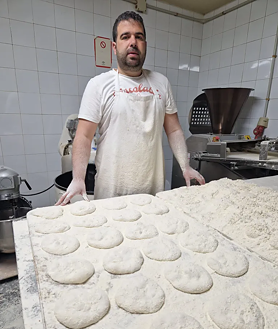 Imagen secundaria 2 - Panes y productos de Obrador Máximo, Mollete de Triay (A Coruña) y Pedro Heras frente a las masas de sus molletes