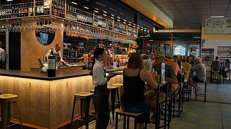 La barra es la protagonista y el local ofrece mesas altas y taburetes