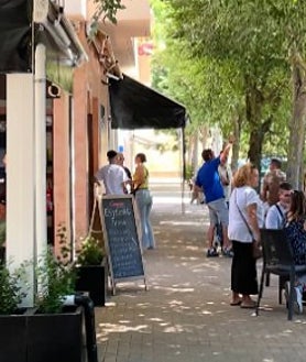 Imagen secundaria 2 - Este nuevo bar Lo que diga la rubia ofrece tapas variadas (Córdoba)