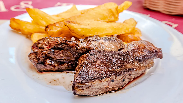Carne a la brasa con patatas de Las Teresas