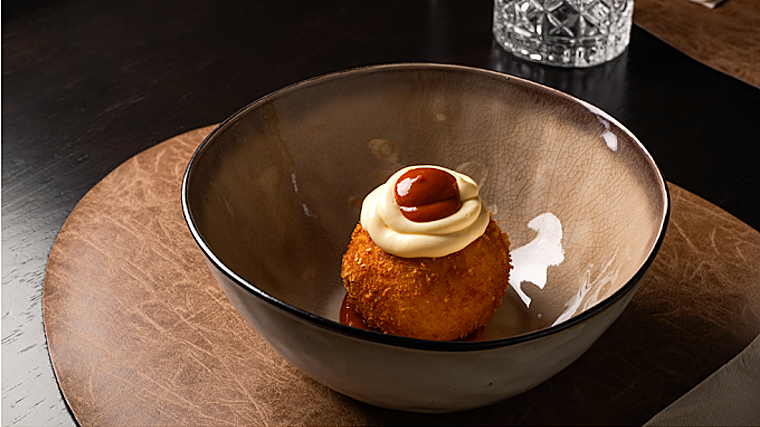 Bomba de boloñesa de pulpo y sepia con salsa brava y mayonesa de ajo