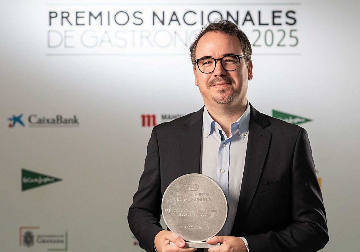 El chef Paco Morales recogiendo su premio