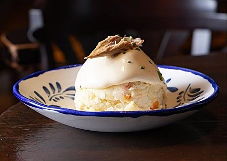 Imagen secundaria 1 - Pepe Cobos, fundador de El Pimpi, recibe el Premio Nacional de Hostelería al Mejor Empresario