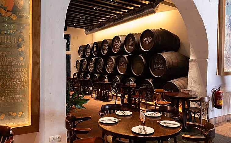 Imagen principal - Pepe Cobos, fundador de El Pimpi, recibe el Premio Nacional de Hostelería al Mejor Empresario