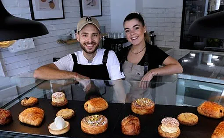 Imagen principal - Leïla González y Théo Sfez, propietarios de Sueño y algunos de sus dulces