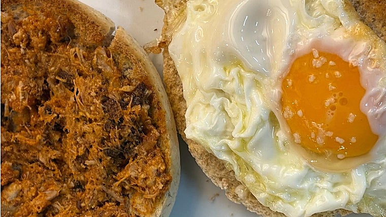 Tostada de pringá y huevo frito