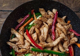 Wok de pollo con pimientos, zanahoria, calabacín y salsa de jengibre y sésamo