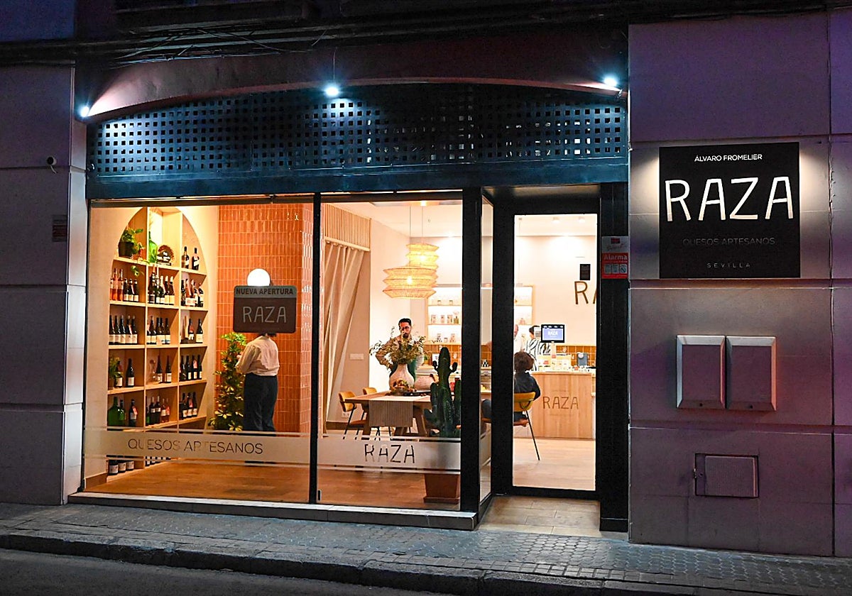 RAZA se encuentra en la calle Jáuregui, 9, el nuevo templo para amantes del queso en Sevilla
