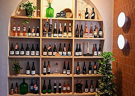 Imagen secundaria 1 - RAZA, el espacio quesero del &#039;Mejor Fromelier de España&#039; abre en Sevilla