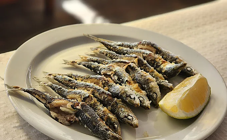 Imagen principal - Los espetos era una de sus señas de identidad, así como una cocina marinera que mira al Mediterráneo