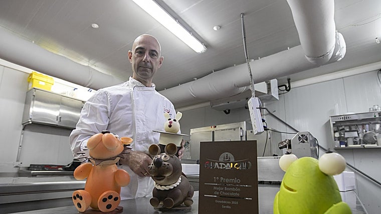 Juan Carlos Sarmiento posa junto al premio recibido y algunas elaboraciones suyas