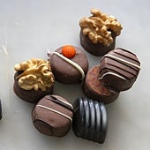 Imagen - Su labor se centra en los bombones, la decoración que va en las tartas (virutones, abanicos) y las monas