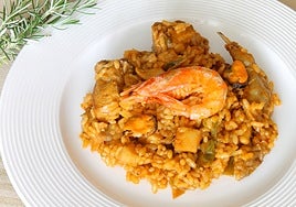 Así se prepara esta receta de paella mixta