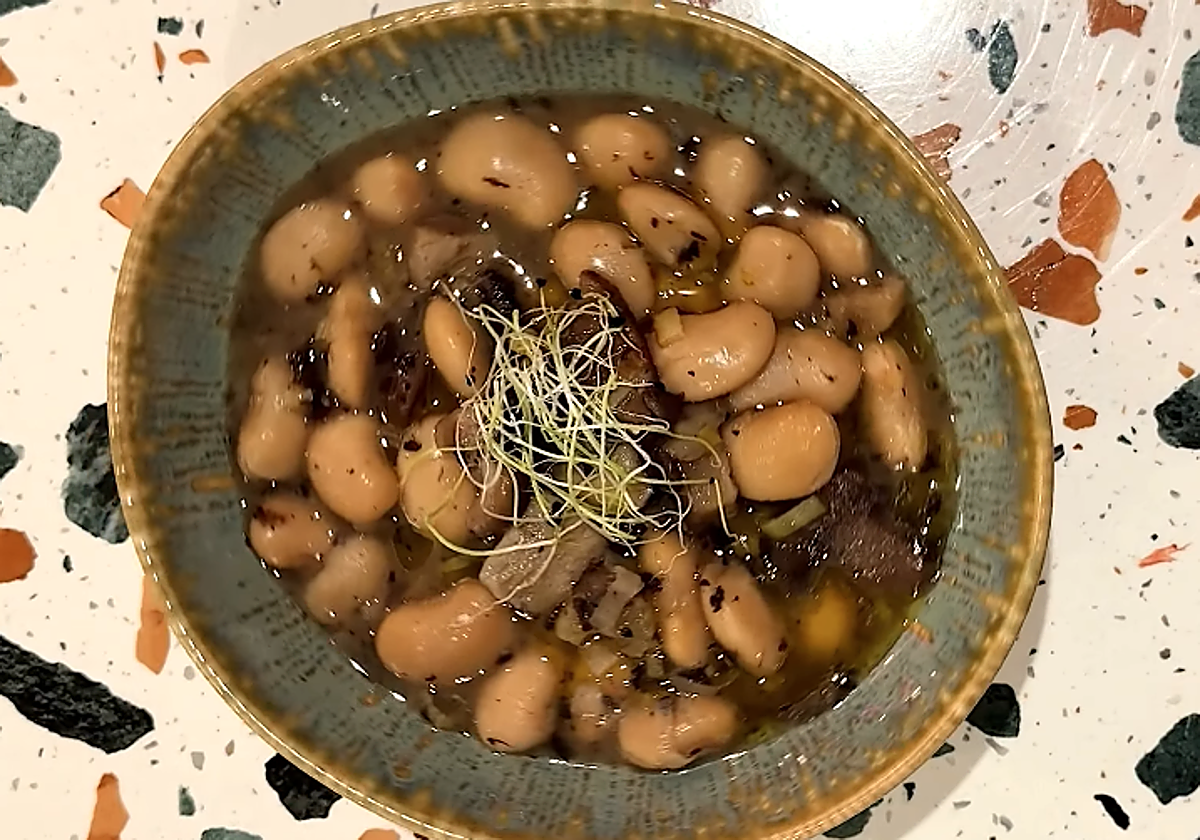 Fabes con trufa de Mariquita Brunch, uno de los sitios que participan en la Rita de la tapa vegana 2025 en Sevilla