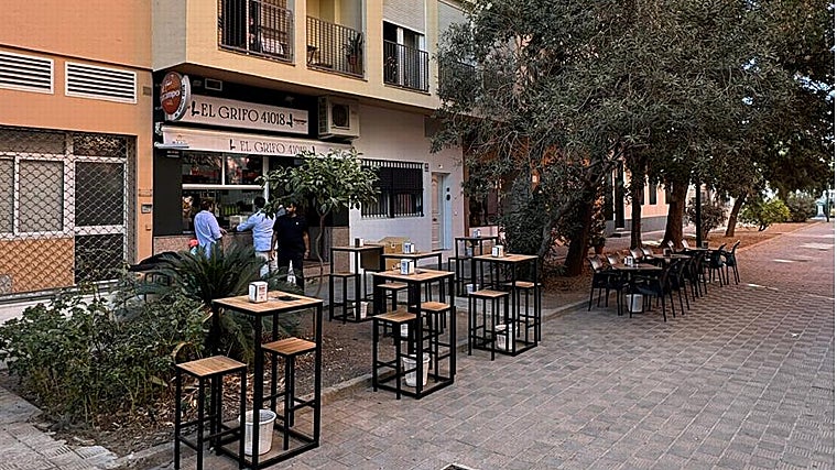 Cuneta con una amplia terraza en una zona peatonal y tranquila