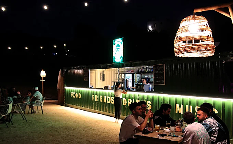 Imagen principal - El gato verde es su terraza de verano