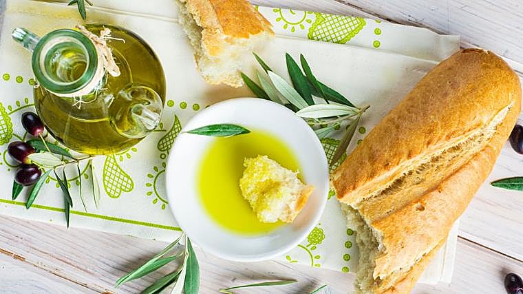 Un buen aceite de oliva virgen extra está delicioso con un simple trozo de pan